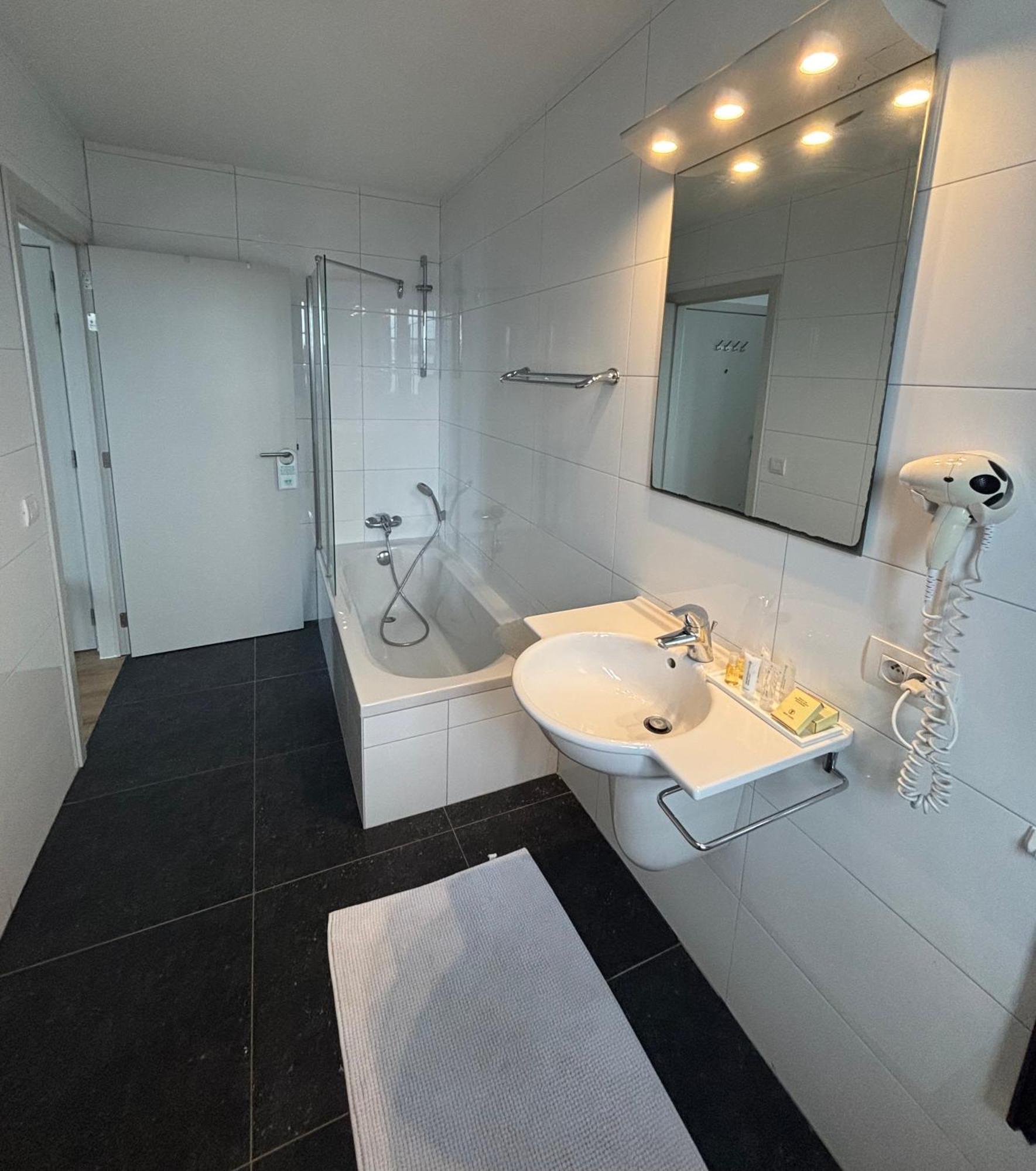 Hotel La Chaumiere Asse Bagian luar foto